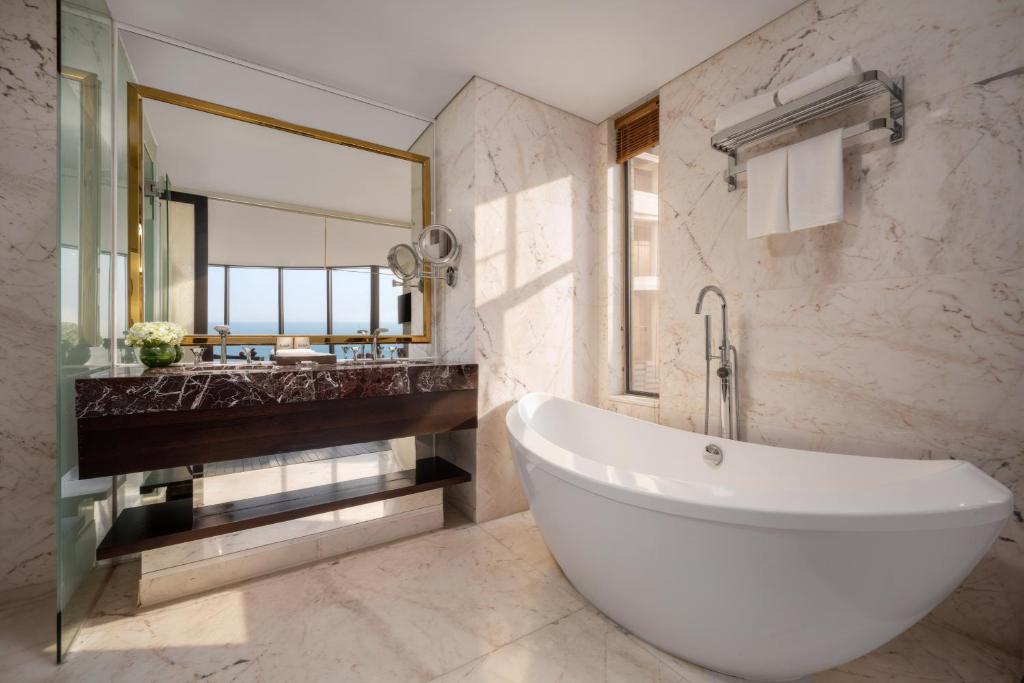 Premier Suite Beachfront - High Tea included