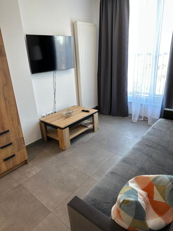 a living room with a coffee table and a flat screen tv at Ferienwohnung in Kassel mit zwei Schlafzimmer in Kassel