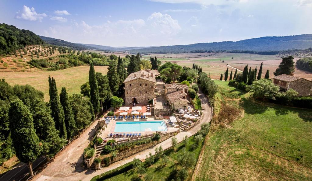una vista aérea de una finca con piscina en Borgo Il Poggiaccio Residenza d'Epoca, en Sovicille