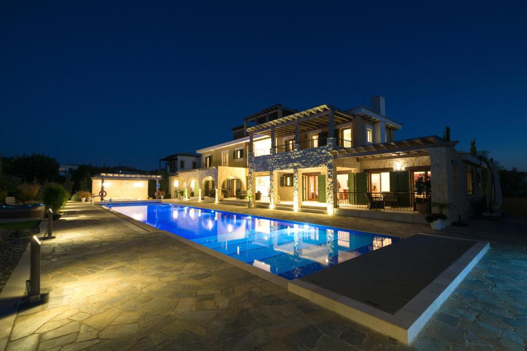 5 bedroom Villa Rio with large private pool and hot tub, Aphrodite Hills Resort