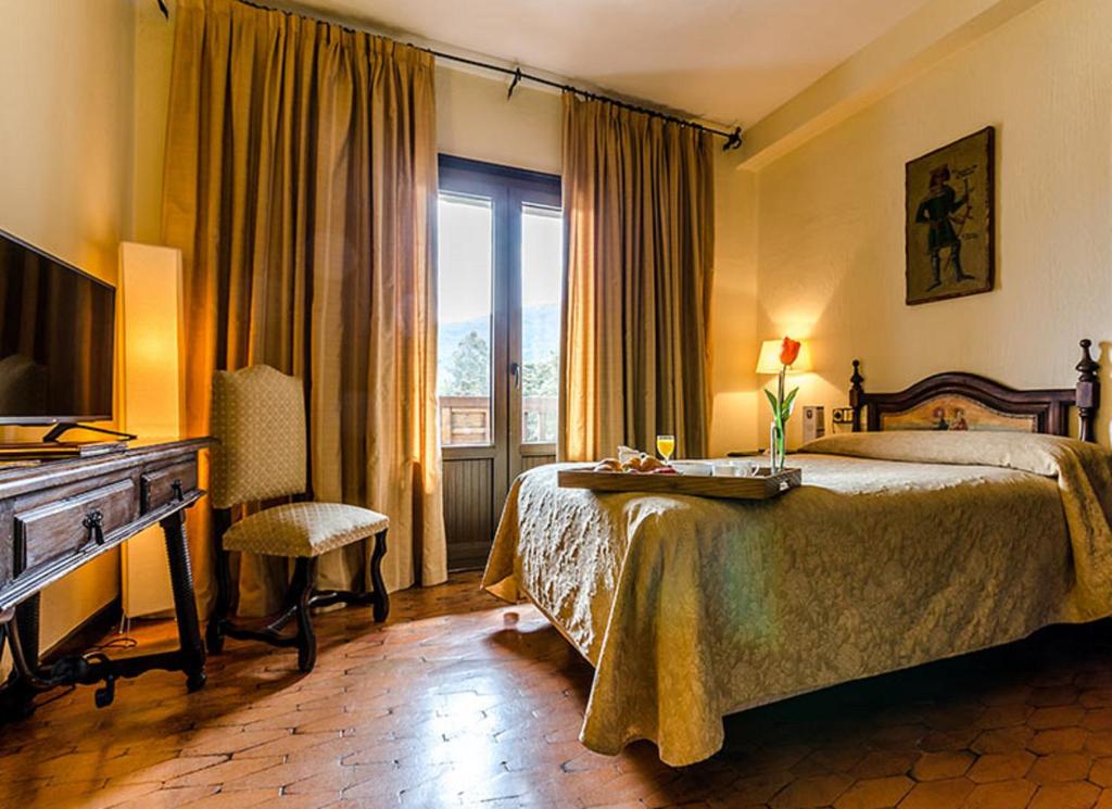 una camera d'albergo con un letto e un pianoforte di Hotel Temple Ponferrada a Ponferrada