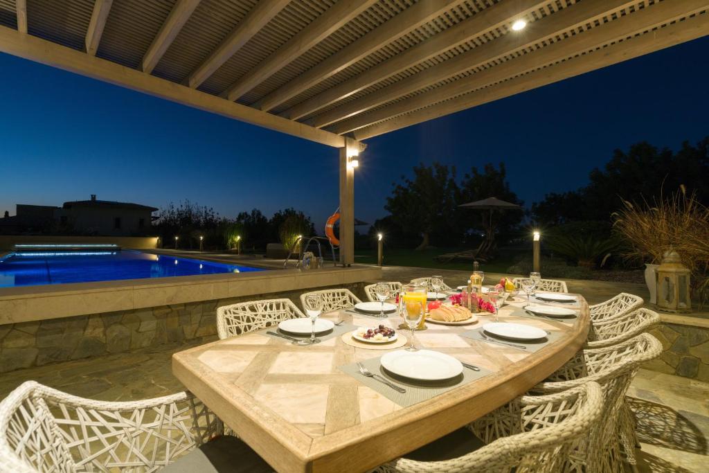 5 bedroom Villa Rio with large private pool and hot tub, Aphrodite Hills Resort