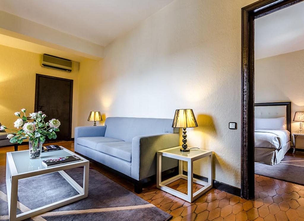 A seating area at Hotel Temple Ponferrada