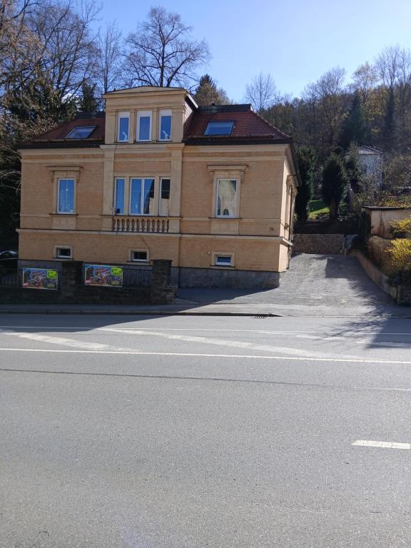 a house on the side of a road at Ferienwohnung Springstein in Aue