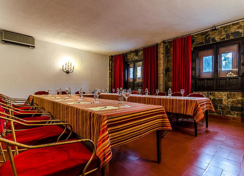 A seating area at Hotel Temple Ponferrada