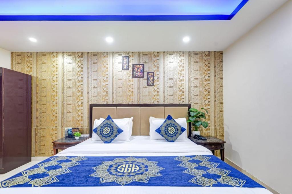 Hotel Royal Plaza At IGI Airport photo