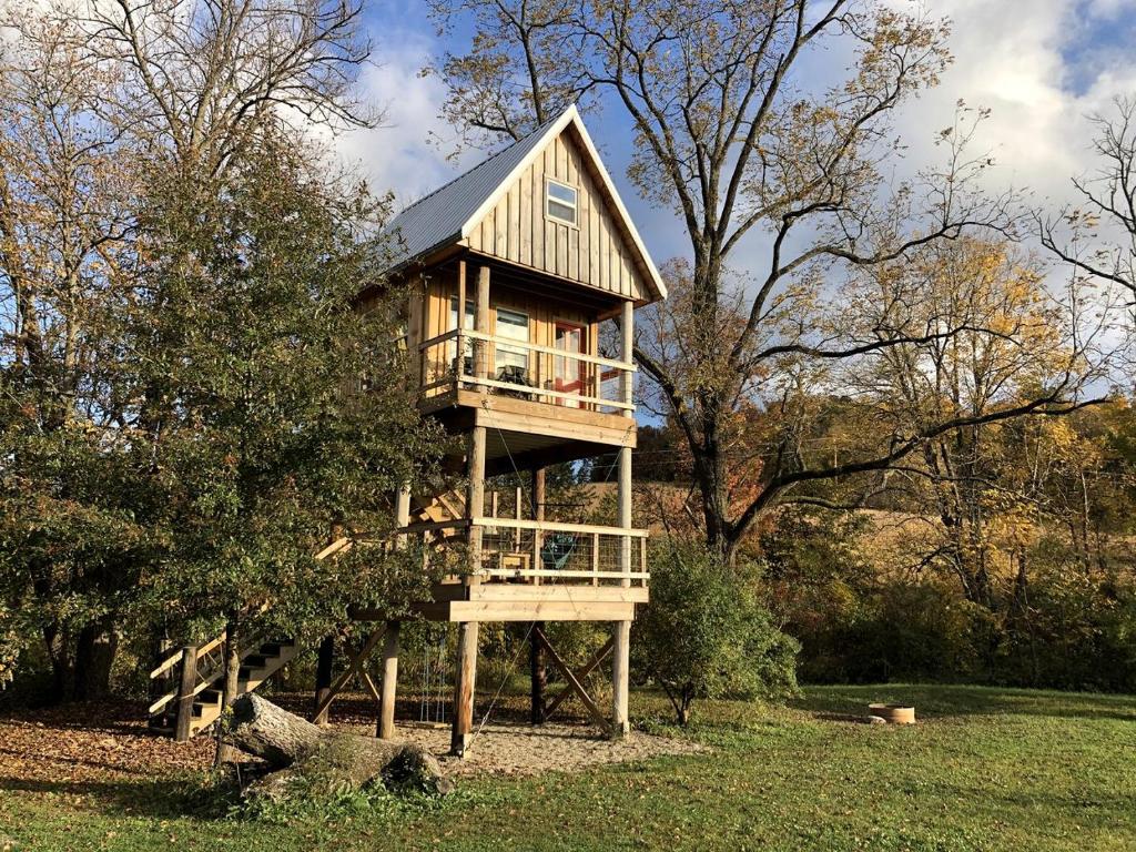 Visual Reference: Rustic Off Grid Treehouse Glamping Retreat With Cozy Loft Beds