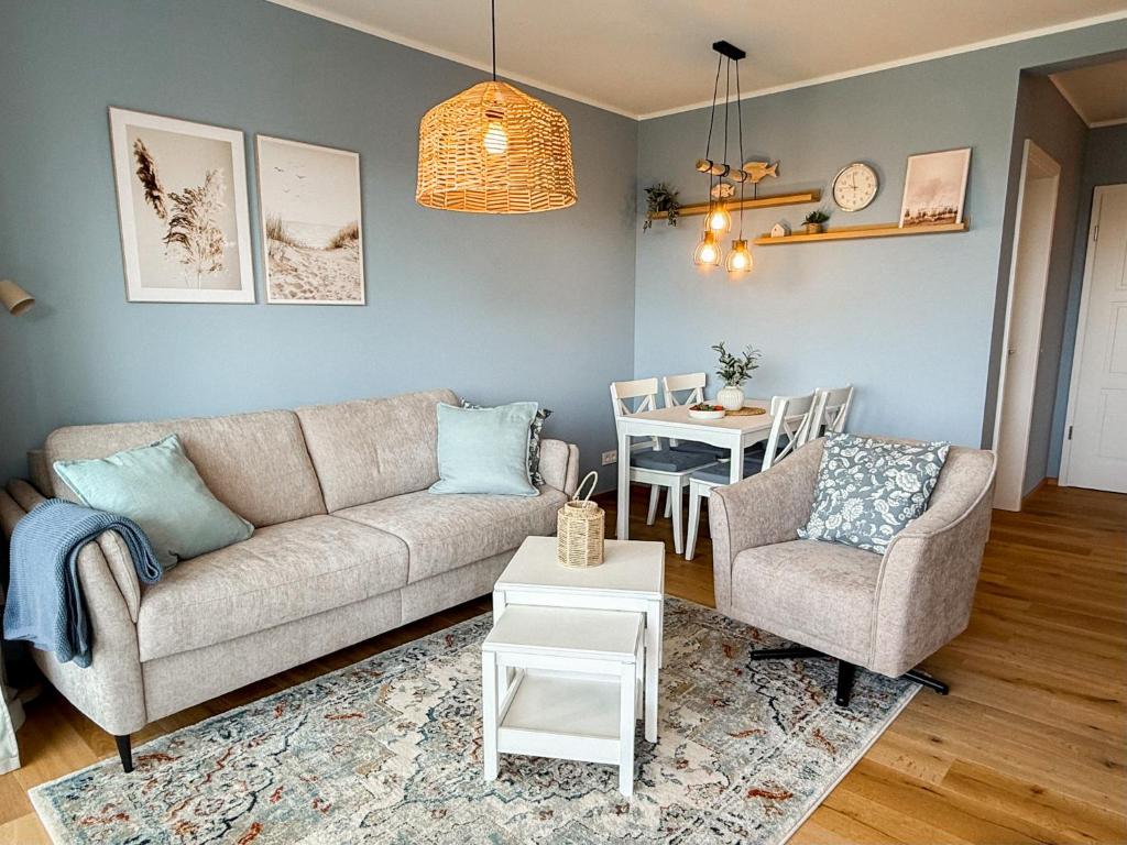 a living room with a couch and chairs and a table at Ferienwohnung Seeglück am Dümmer See in Lembruch