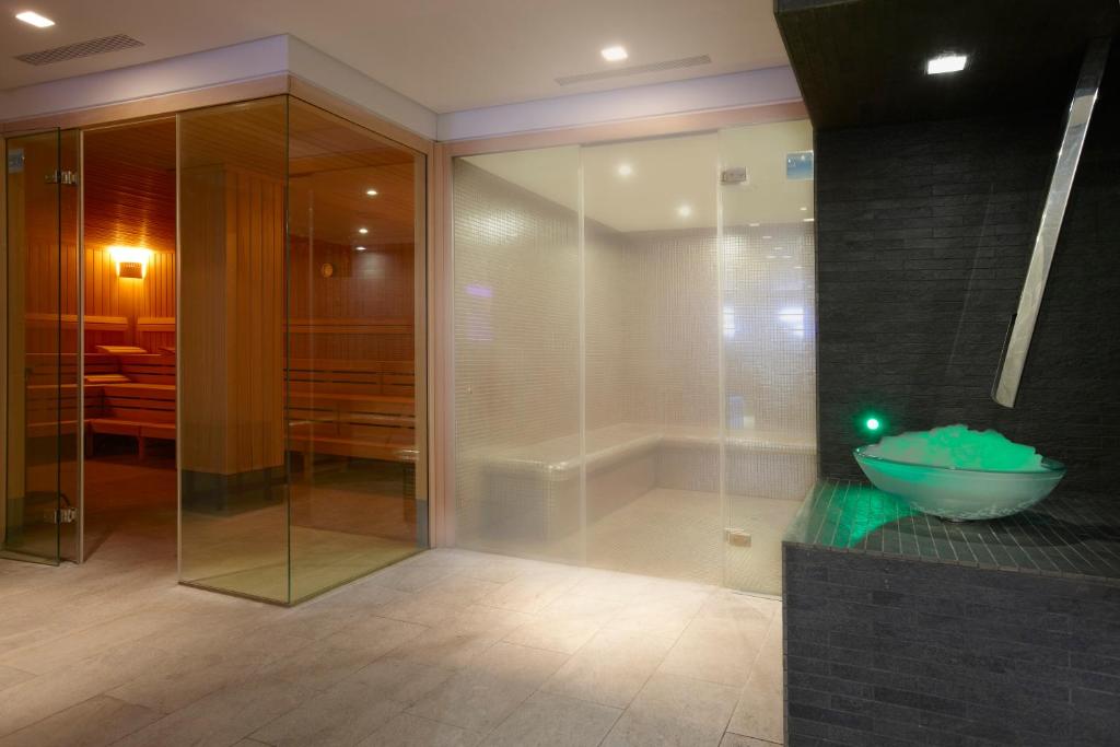 Ванная комната в Kalimera Kriti Hotel & Village Resort