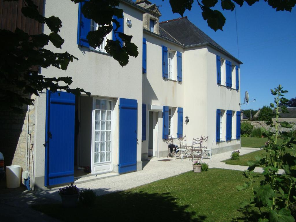 Maison blanche et bleue avec portes bleues dans l'établissement La Maison Claire, à Longueville