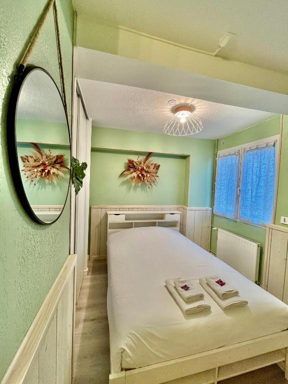 a small room with a bed and a mirror at Harmonieux - Studio - Centre Ville in Tarbes