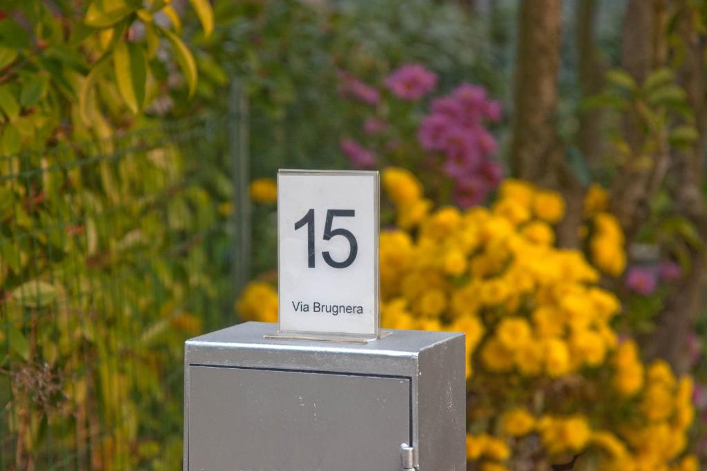 a sign sitting on top of a box with flowers at BBnaon in Pordenone