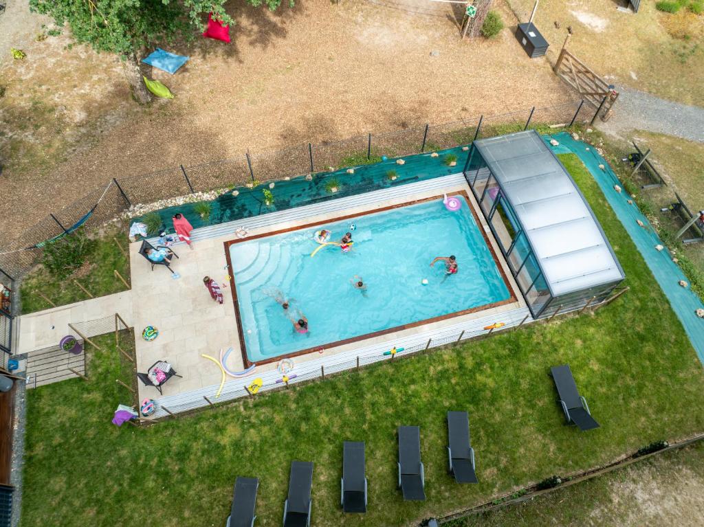 an overhead view of a swimming pool with people in it at La Parenthèse Meslandaise in Mesland