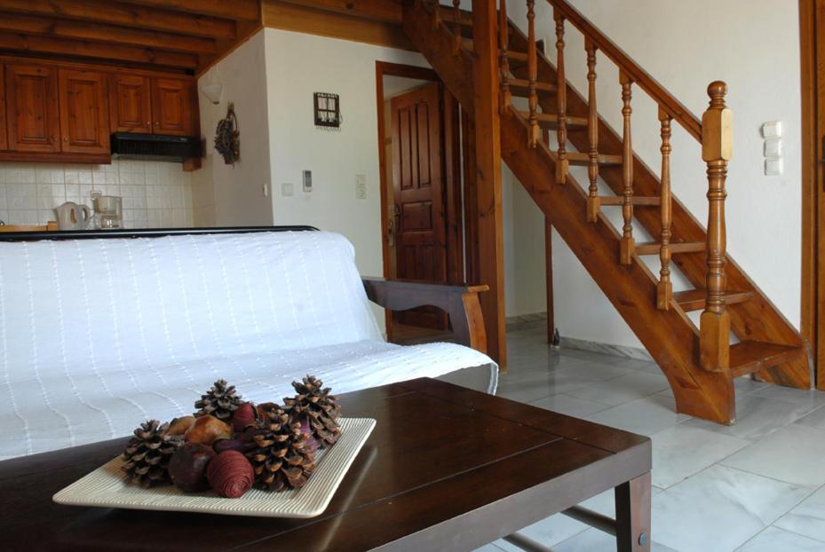 een fruitschaal op een tafel in een kamer bij Sigrion Villas in Sígrion