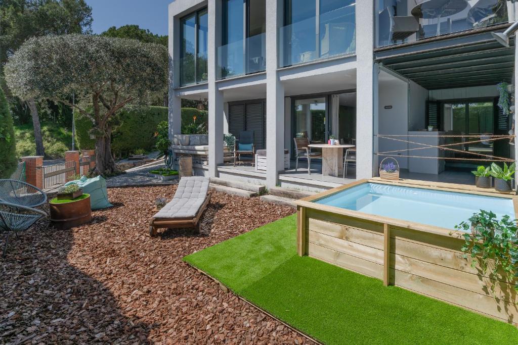 a house with a swimming pool in the yard at Flateli Montjuïc in Girona