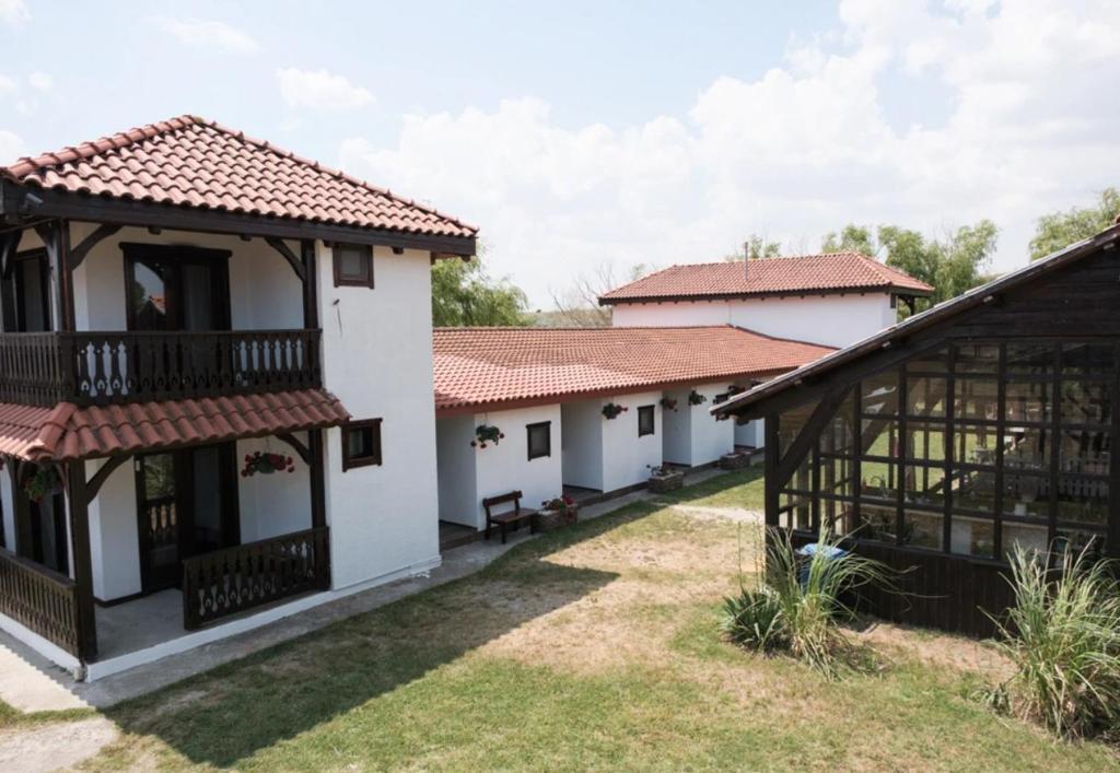 Bangunan di mana terletaknya rumah tamu ini