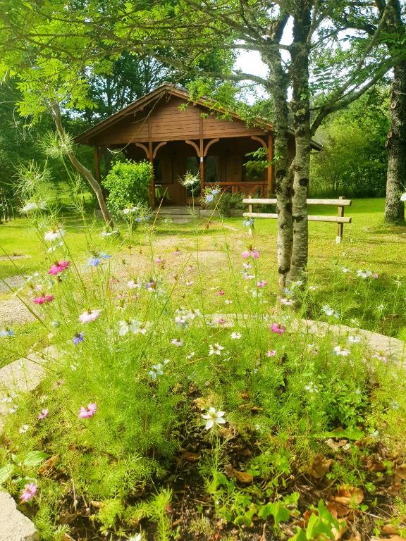 a gazebo with a bench in a park at Chalet confort in Saint-Rémy