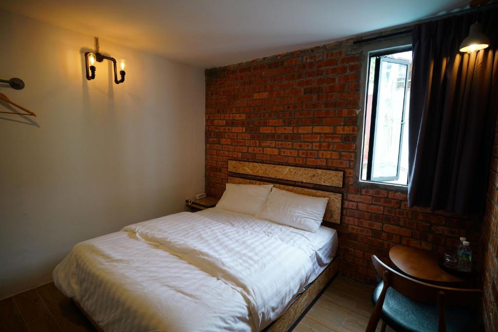 Postel nebo postele na pokoji v ubytování Brick Box Hotel @ Oldtown Ipoh