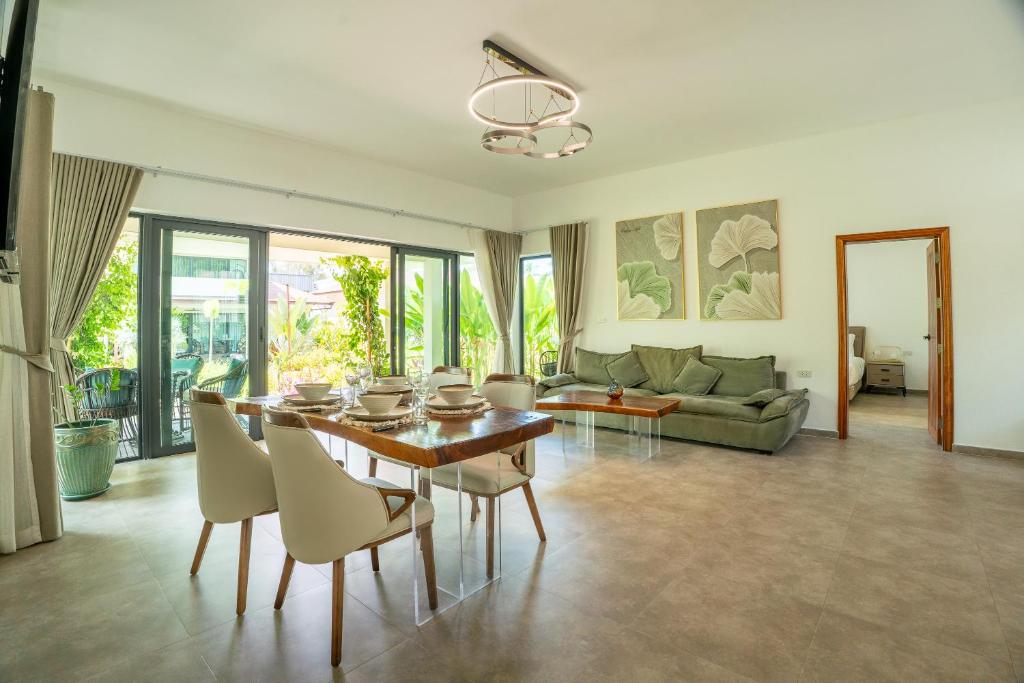 a living room with a table and chairs and a couch at Villa Kiri in Ko Phangan