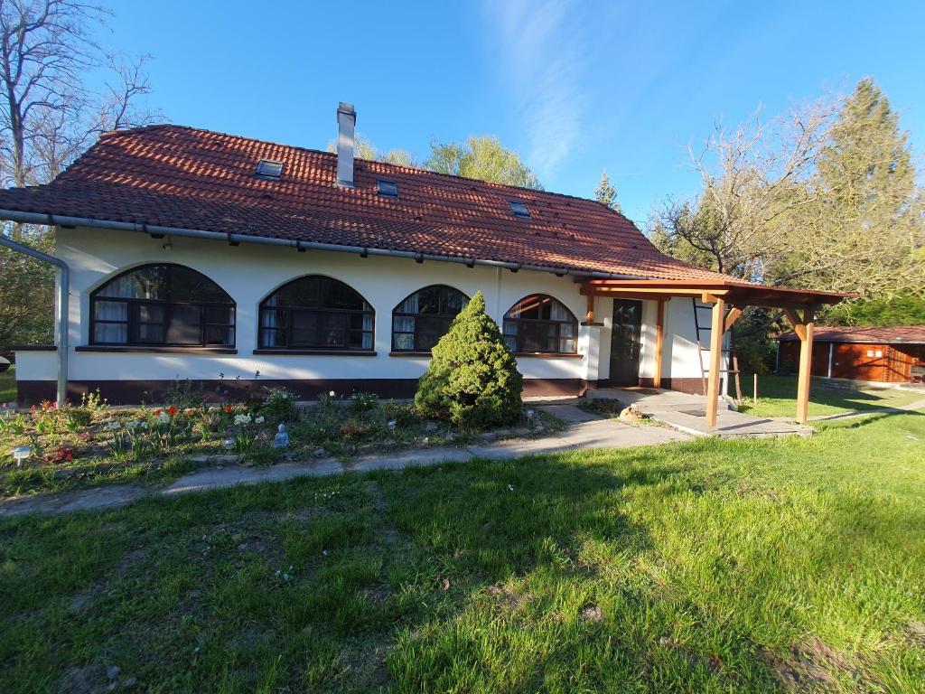 a white house with a red roof at Duna Pearl in Ráckeve