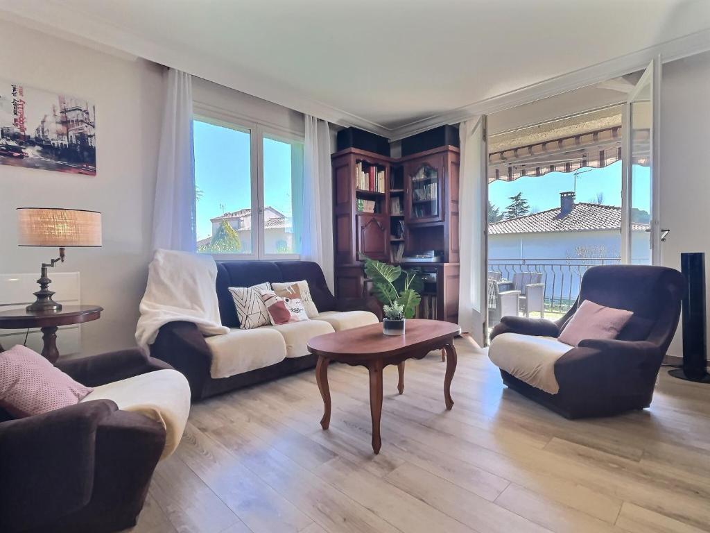 a living room with a couch and chairs and a table at Les trois Pitchounes- Wifi- Piscine- Calme in Albi
