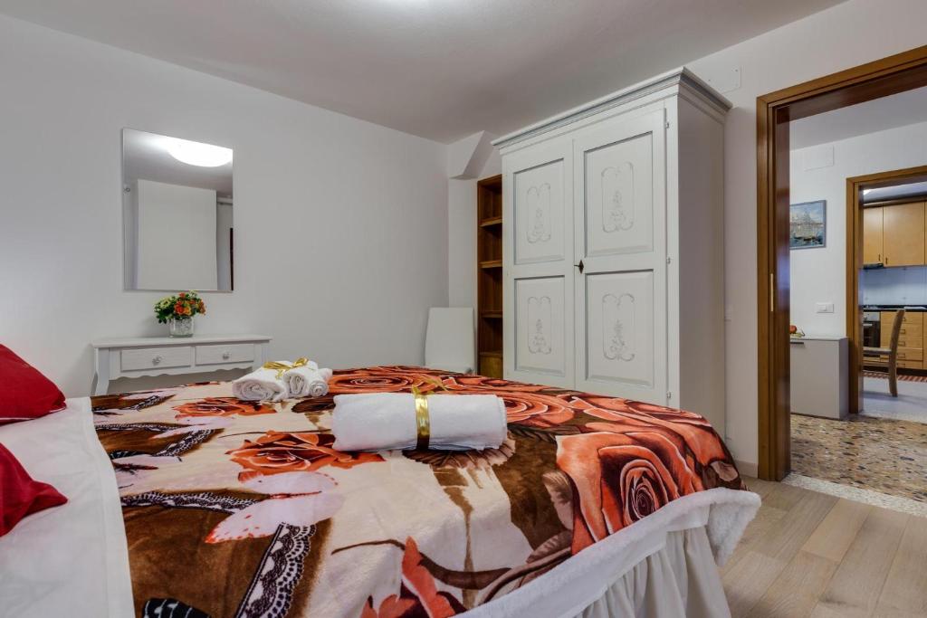 1 dormitorio con 1 cama grande en una habitación en San Marco, en Venecia