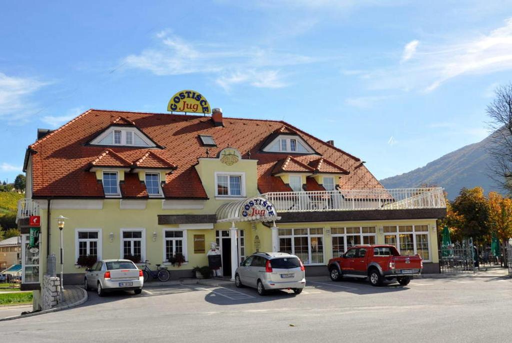 ein Gebäude mit Autos auf einem Parkplatz in der Unterkunft Guesthouse Jug in Blato