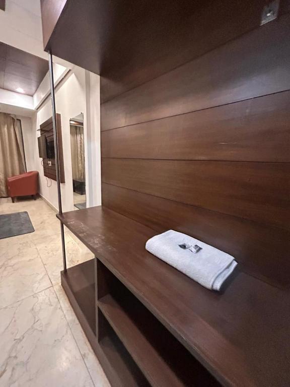 a wooden counter with a towel on it in a room at Laddu Resort in Bhīm Tāl