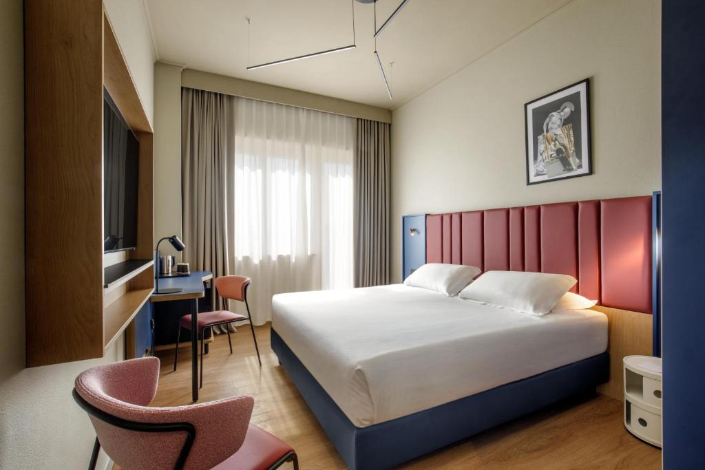 a hotel room with a bed and a desk and a chair at Best Western Plus Hotel Globus in Rome