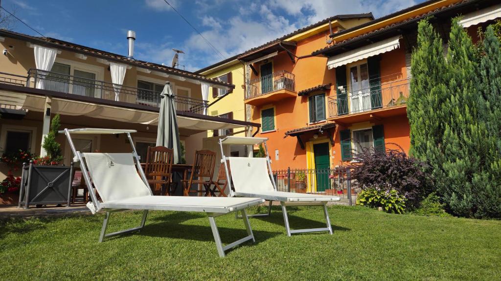 two chairs and an umbrella in the yard of a house at Lùlù Guest House in Dernice