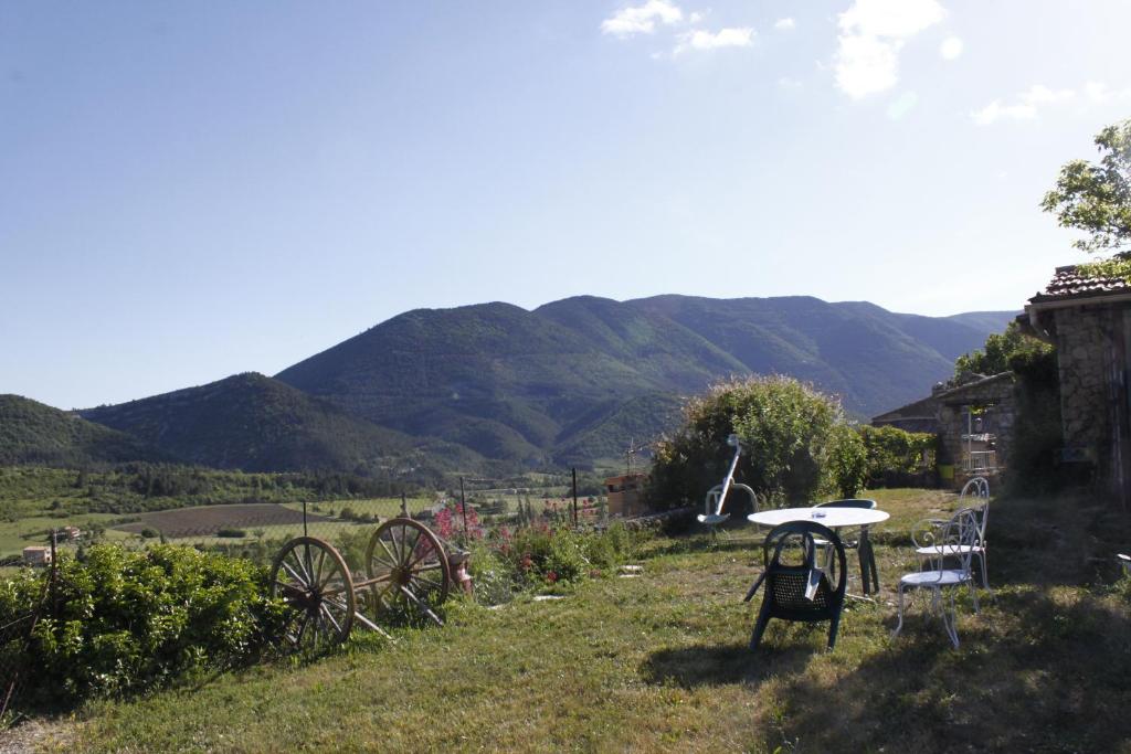 einen Picknicktisch auf einem Feld mit Bergen im Hintergrund in der Unterkunft Gîte Chambres d'hôtes Le Bellevue in Montbrun-les-Bains