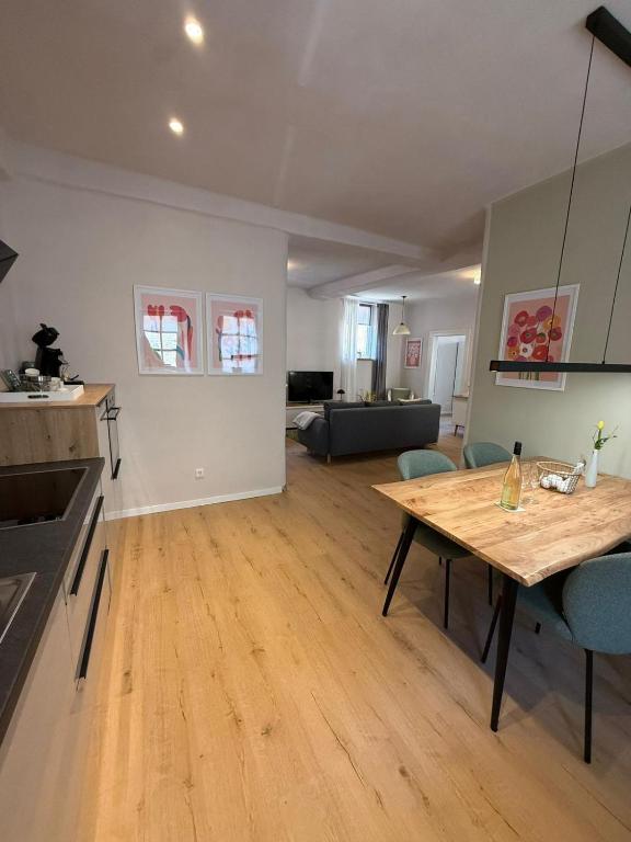 a kitchen and living room with a table and a couch at Ferienwohnung Schneider-Beiwinkel in Edenkoben