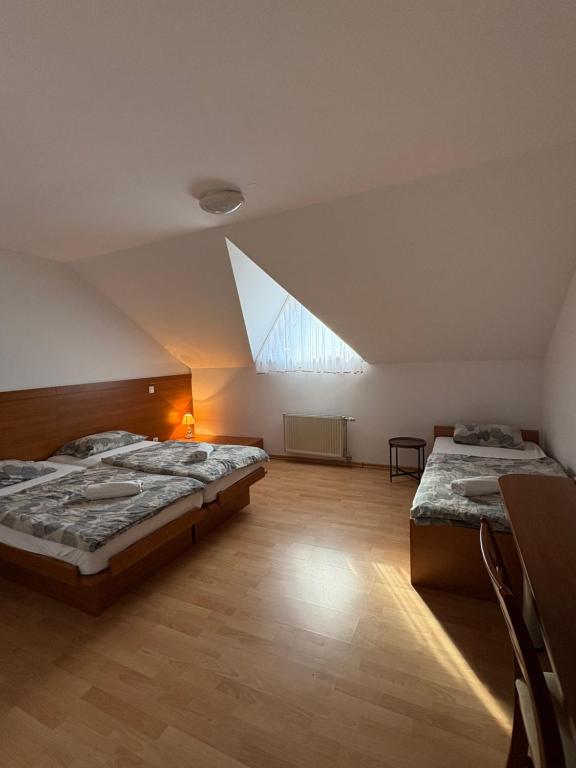 GOSTILNA IN PIZZERIA KOVAČ - Habitación Triple Clásica
