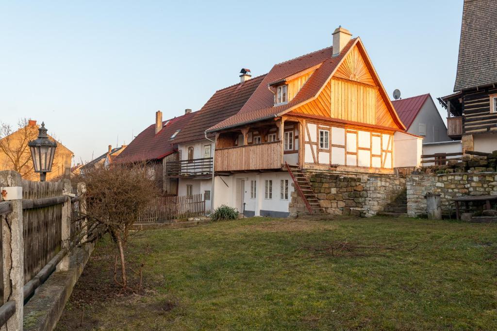 an old house with a fence in a yard at Königův mlýn in Úštěk