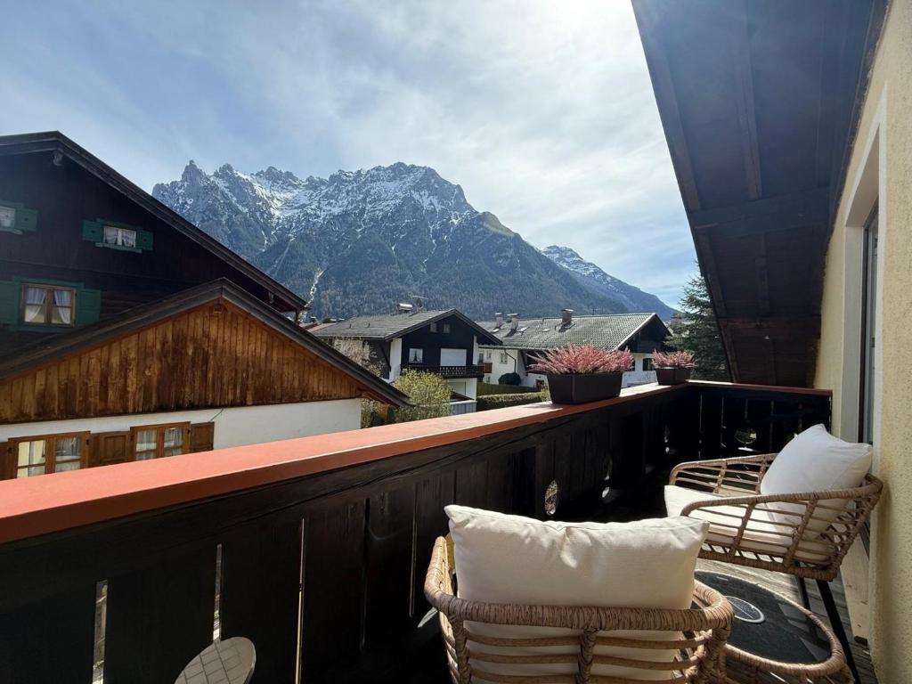 ein Balkon mit Stühlen und Blick auf einen Berg in der Unterkunft Landliebe in Mittenwald
