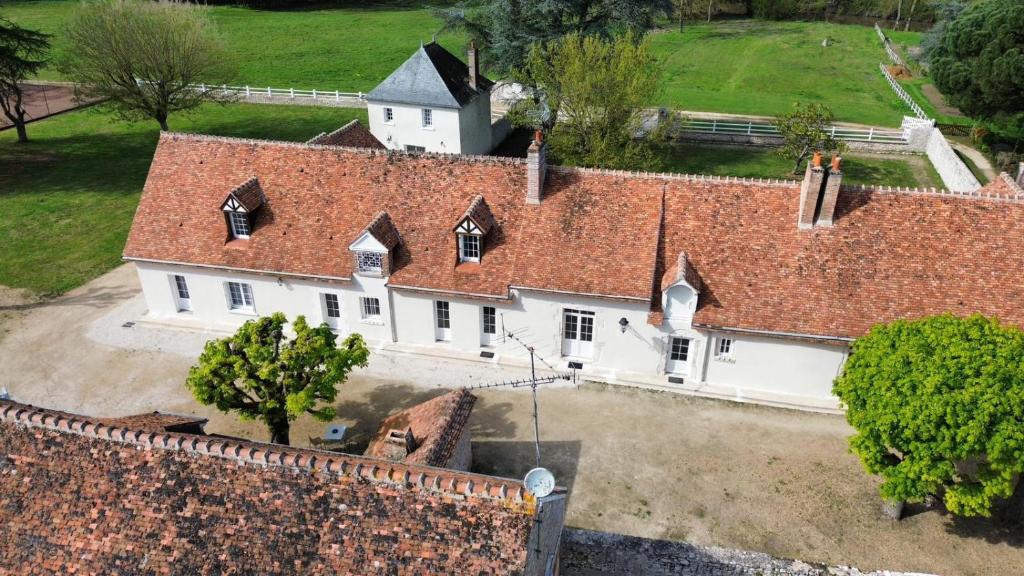 an aerial view of a house with a brick wall at Le clos du cèdre in Cellettes
