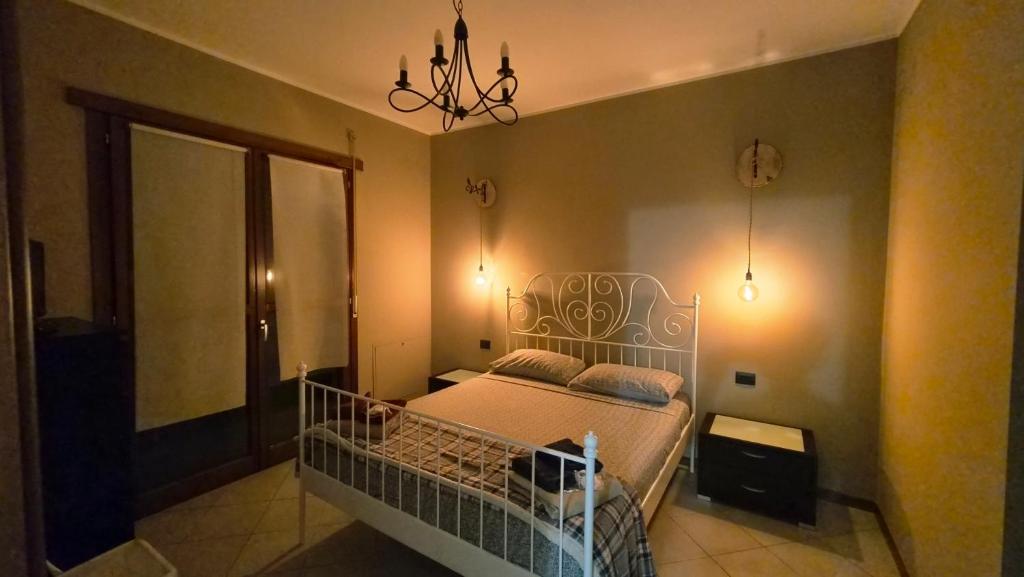 a bedroom with a bed and a chandelier at IL NIDO - Intero Appartamento Forum & Humanitas in Rozzano