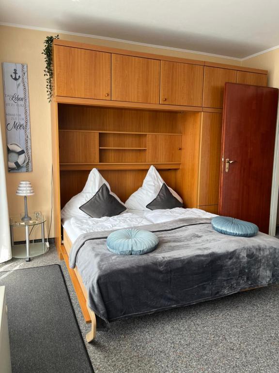 a bedroom with a bed with two pillows on it at Studio Heimi I mit Balkon strandnah Cuxhaven-Grimmershörnerbucht in Cuxhaven
