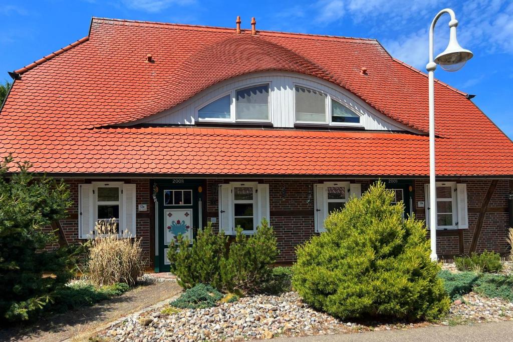 a red roofed house with a red roof at Ruheoase in Prerow