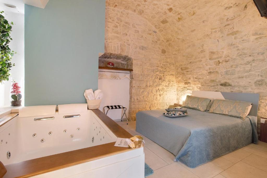 a bedroom with a bed and a bath tub at Eclissi suite in Giovinazzo