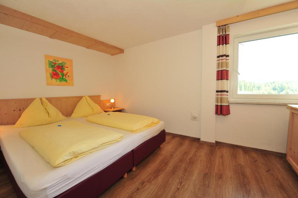 Postel nebo postele na pokoji v ubytování Bed & Breakfast Landhaus Strasser