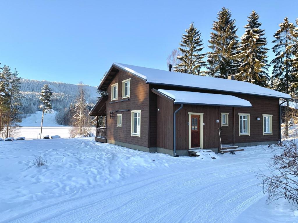 a small house in the snow with a driveway at PUUSTILANRANTA 4 C (5 mh, rantahuvila) in Tahkovuori