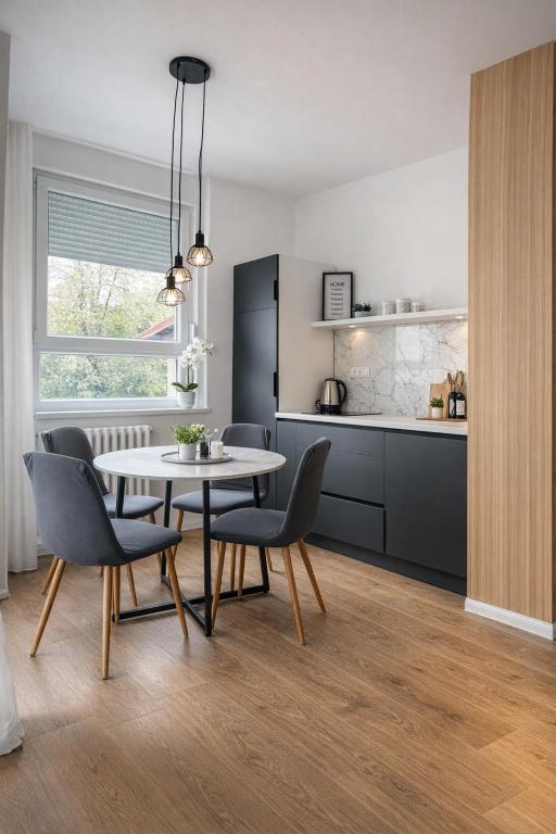 eine Küche und ein Esszimmer mit Tisch und Stühlen in der Unterkunft NeraHome in Banja Luka