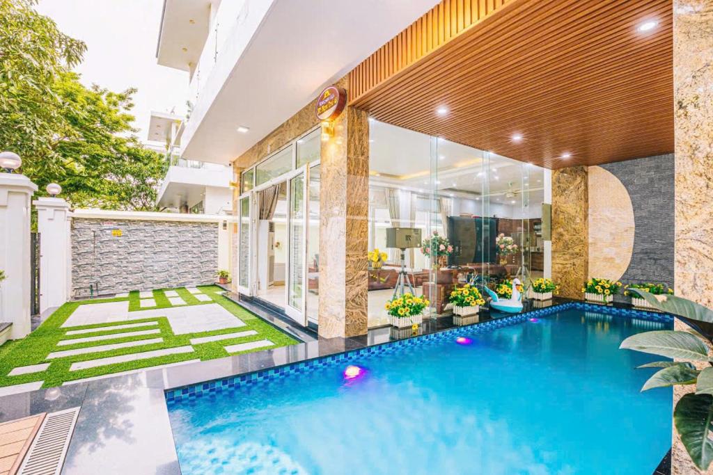 an image of a swimming pool in a house at FLC Sam Son Grand Pool Villa NT48 7BR Near Beach in Sầm Sơn