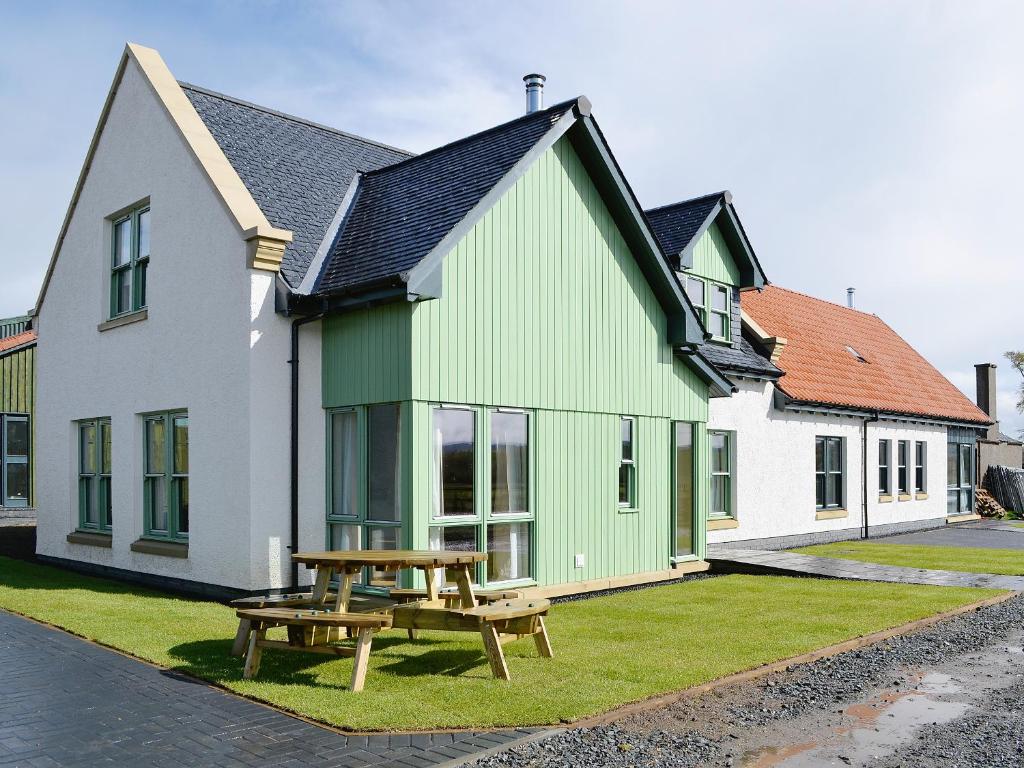 a house with a picnic table in front of it at Petronella in Grange