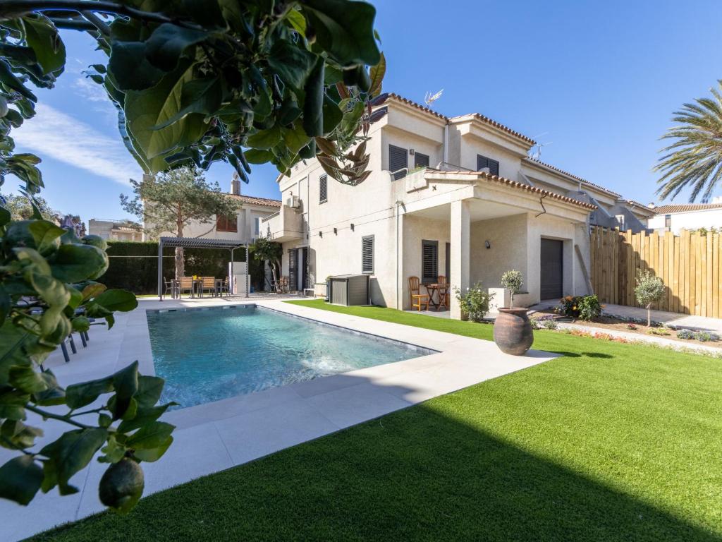 a house with a swimming pool in a yard at Holiday Home La Barca by Interhome in Cambrils