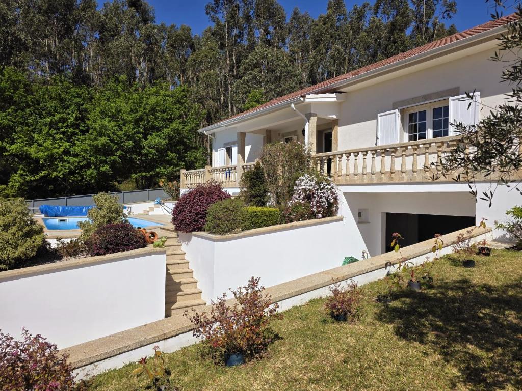 an image of a house with a swimming pool at Casa Pinto in Linhares de Cima
