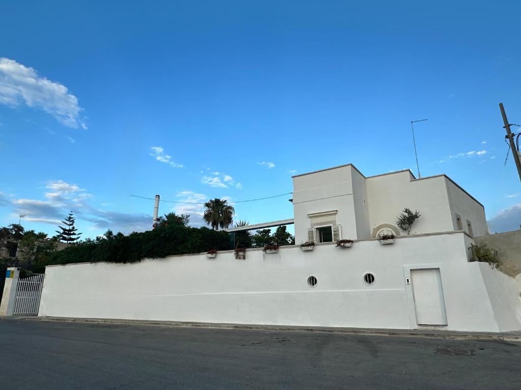 a white building on the side of a street at Dimora del tramonto in Trani