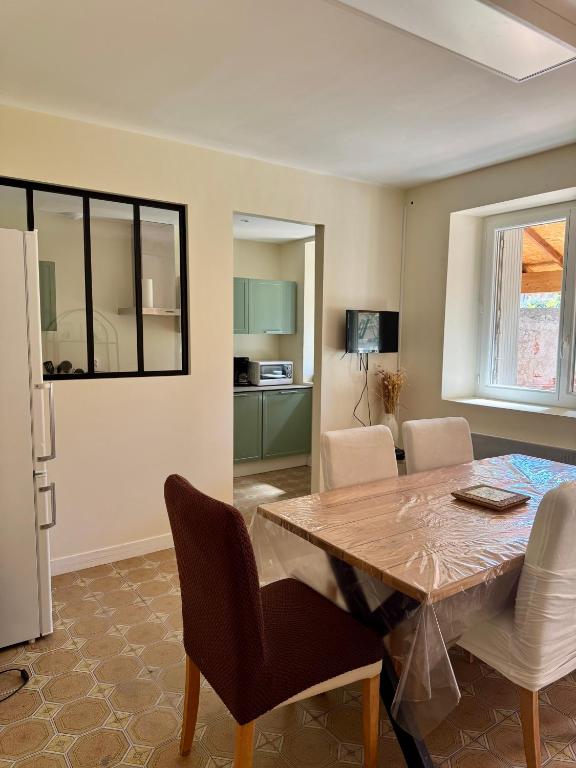 a kitchen and dining room with a table and chairs at Maison Colonel Teyssier in Albi