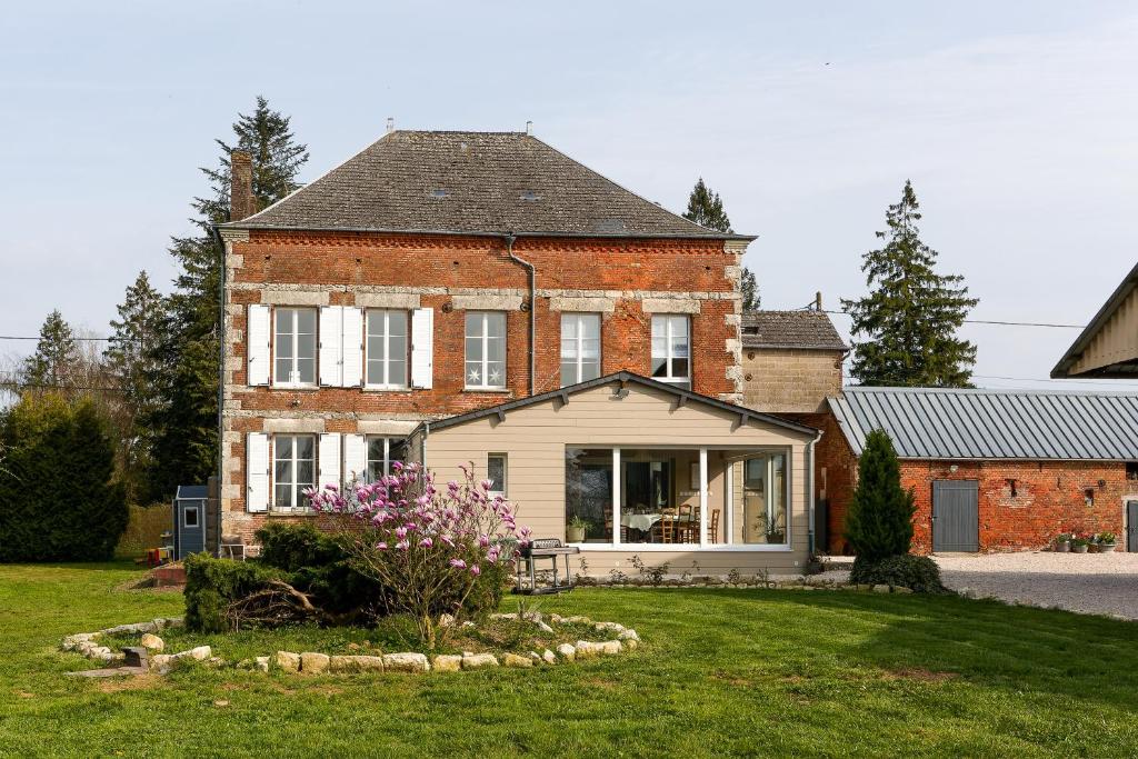 an old brick house with a garden in front of it at Secret de Briques - classé 4 étoiles in Vigneux-Hocquet